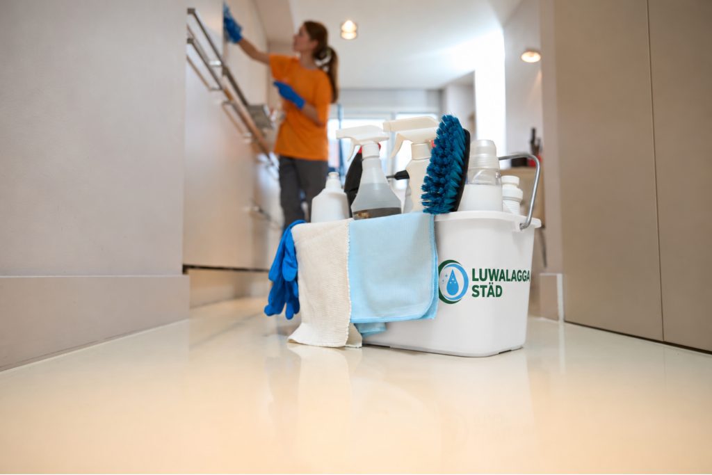 En person från Luwalagga städ städer ett kök.